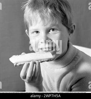 Dans les années 1960 Un garçon mange un sandwich au fromage. 1969. Conard ref 5818 Banque D'Images