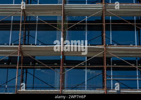 Bâtiment moderne en construction. Échafaudage, façade en verre, Design extérieur. Banque D'Images