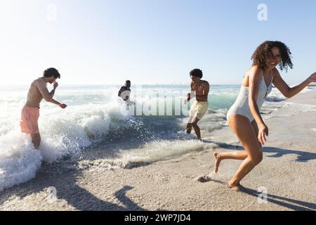 Jeune femme biraciale et groupe diversifié d'amis profiter de la plage Banque D'Images