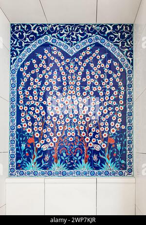 Mur en mosaïque avec des ornements géométriques floraux. Fond avec des décorations traditionnelles de tuiles. Détail du mur de mosaïque traditionnel avec géométrique et flor Banque D'Images