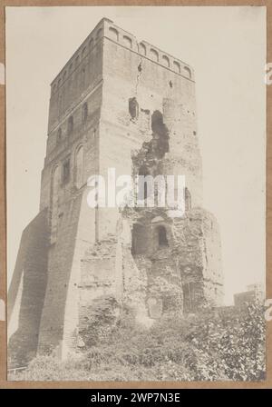 Cette photographie de 1918 montre une vue générale du château de Lubarta, mettant en évidence ses principales structures, ses murs et le paysage environnant au début du XXe siècle. Banque D'Images