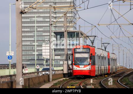 Tramway ligne 9 de la compagnie de transport de Cologne KVB sur le pont Deutz en direction de Heumarkt, Lanxess Tower, Cologne, Allemagne. Strassenbahn der Linie 9 Banque D'Images