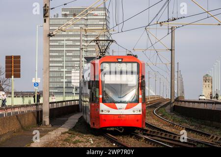 Tramway ligne 9 de la compagnie de transport de Cologne KVB sur le pont Deutz en direction de Heumarkt, Lanxess Tower, Cologne, Allemagne. Strassenbahn der Linie 9 Banque D'Images