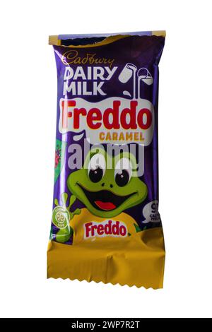 Enveloppé de lait Cadbury Freddo caramel barre de chocolat isolé sur fond blanc Banque D'Images