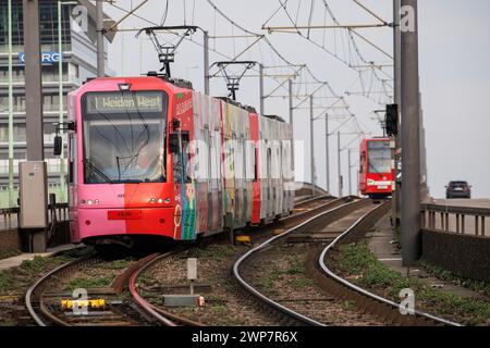 Tramways des lignes 1 et 7 de la compagnie de transport de Cologne KVB sur le pont Deutz, Cologne, Allemagne. Strassenbahnen der Linien 1 und 7 der Kölner Banque D'Images