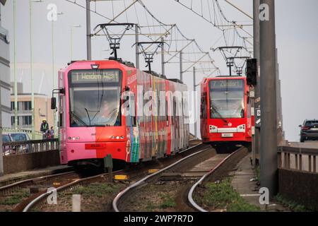 Tramways des lignes 1 et 7 de la compagnie de transport de Cologne KVB sur le pont Deutz, Cologne, Allemagne. Strassenbahnen der Linien 1 und 7 der Kölner Banque D'Images