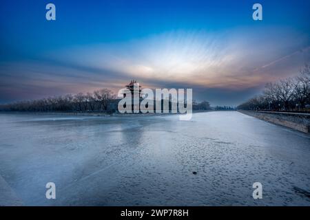 Une vue panoramique sur le coucher du soleil à la Cité interdite, Tour du Nord-est à Pékin, Chine Banque D'Images