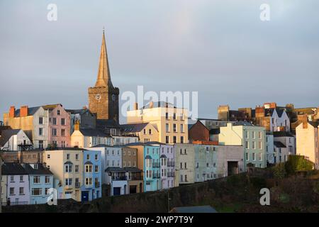 Royaume-Uni, pays de Galles, Tenby, vue depuis le port, tôt le matin. Banque D'Images