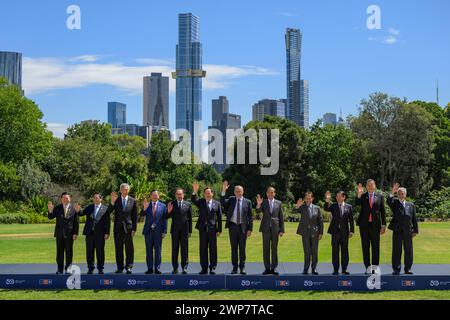 (G-d) le secrétaire général de l'ASEAN, Kao Kim Hourn, le premier ministre vietnamien Pham Minh Chinh, le premier ministre de Singapour, Lee Hsien Loong, le premier ministre cambodgien, Hun Manet, le premier ministre malaisien Anwar Ibrahim, le premier ministre lao Sonexay Siphandone, le premier ministre australien Anthony Albanese, le président indonésien, le sultan Hassanal Bolkiah du Brunei, le président des Philippines, Ferdinand Marcos Jr., le premier ministre thaïlandais, Srettha Thavisin, et le premier ministre du Timor oriental, Xanana Gusmao, font signe de la main lors de l'événement informel photo de famille organisé par les dirigeants du Sommet spécial de l'ASEAN en Australie à Melbourne Banque D'Images