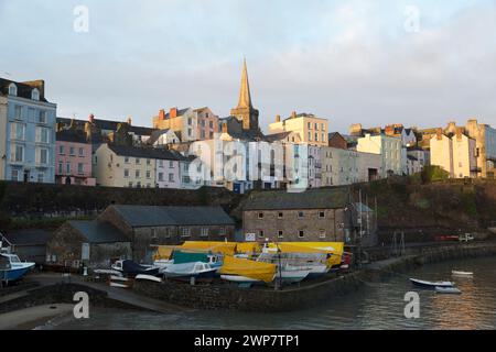 Royaume-Uni, pays de Galles, Tenby, vue depuis le port, tôt le matin. Banque D'Images