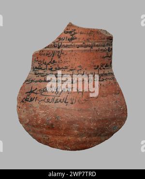 Ostrakon des XIVe-XVIIe siècles inscrit avec un texte arabe du Coran. Partie des fouilles polonaises à Faras, Soudan, représentant l'art islamique et le patrimoine culturel arabe sur la céramique. Banque D'Images