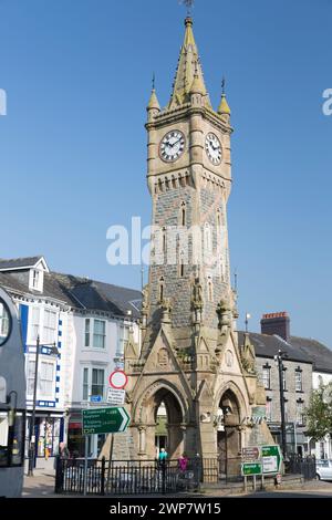 Royaume-Uni, pays de Galles, rue Machynlleth et tour de l'horloge. Banque D'Images