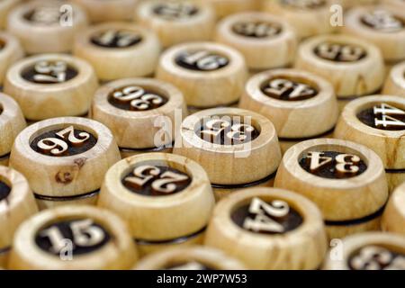 Grand groupe de barils de loto en bois avec des nombres, fond de nombres aléatoires abstraits Banque D'Images