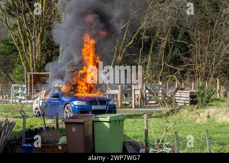 Voiture en feu Banque D'Images