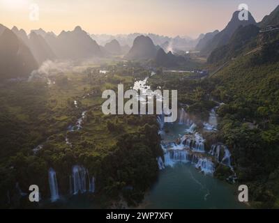 Une vue aérienne des chutes Ban Gioc-Detian dans le nord du Vietnam. Banque D'Images