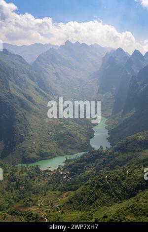 Une vue aérienne de la rivière Nho que sur la boucle de Ha Giang, Vietnam. Banque D'Images