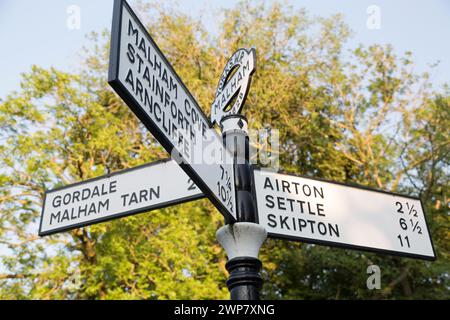 Panneau de signalisation dans le centre de Malham, Malhamdale, North Yorkshire, Royaume-Uni.. Banque D'Images