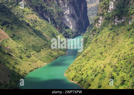 Une vue aérienne de la rivière Nho que sur la boucle de Ha Giang, Vietnam. Banque D'Images