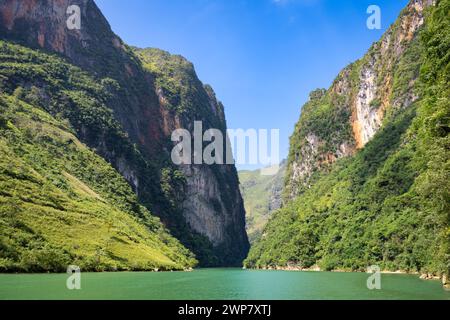 Une vue aérienne de la rivière Nho que sur la boucle de Ha Giang, Vietnam. Banque D'Images