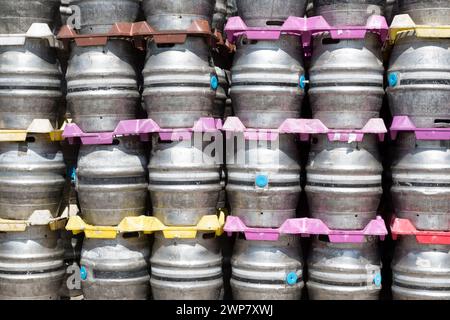 Barils de bière en aluminium à la Black Sheep Brewery Masham, North Yorkshire, Royaume-Uni. Banque D'Images