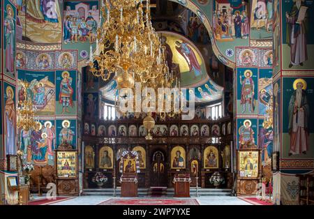 Une grande cathédrale avec un plafond orné et un lustre massif Banque D'Images