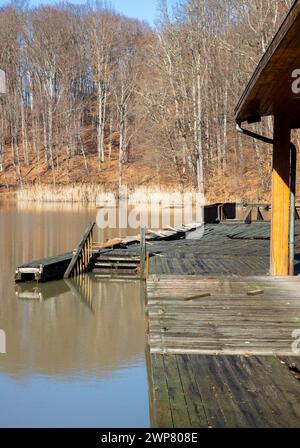 Un vieux ponton en bois sur la rive d'un lac Banque D'Images