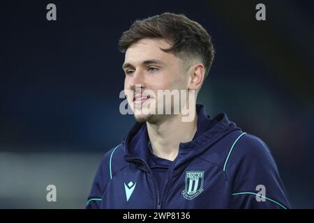 Leeds, Royaume-Uni. 05 mars 2024. Luke Cundle de Stoke City arrive au stade Elland Road avant le match du Sky Bet Championship Leeds United vs Stoke City à Elland Road, Leeds, Royaume-Uni, le 5 mars 2024 (photo par James Heaton/News images) à Leeds, Royaume-Uni le 5/03/2024. (Photo de James Heaton/News images/SIPA USA) crédit : SIPA USA/Alamy Live News Banque D'Images