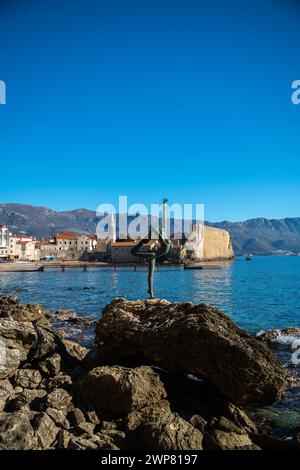 La célèbre statue de danseuse en face de Budva vieille ville Montenegro Budva Banque D'Images