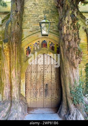 Caché dans le parc de l'église historique St EdwardÕs Stow-on-the-Wold dans les Cotswolds peut être vu cette porte médiévale magique flanquée Banque D'Images