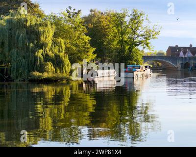 Abingdon prétend être la plus ancienne ville d'Angleterre.C'est son célèbre pont de pierre médiéval, un beau matin d'automne, vu du célèbre local Banque D'Images