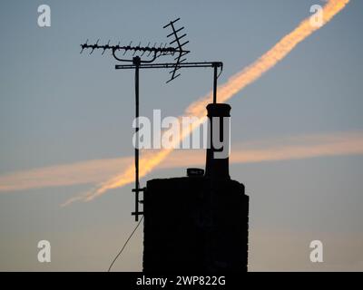 Vous ne voyez plus beaucoup de ces choses - anciennes antennes TV de l'ère analogique.À une époque où la diffusion en continu et les sources satellite sont dominantes, les antennes RF/UHF Banque D'Images