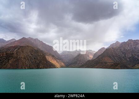 Vue du paysage de montagne Moody autour du lac Iskanderkul bleu turquoise dans les montagnes Fann, Sughd, Tadjikistan Banque D'Images