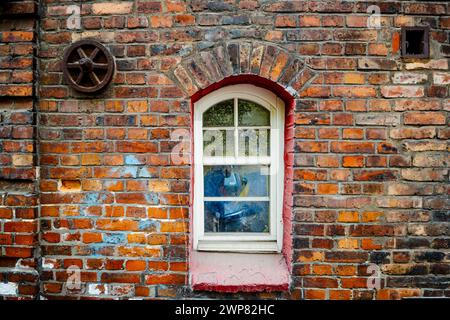 Fenêtre dans la maison en brique de Nikiszowiec, district minier de Katowice, Pologne Banque D'Images