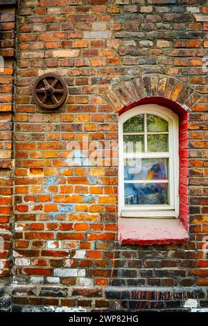 Fenêtre dans la maison en brique de Nikiszowiec, district minier de Katowice, Pologne Banque D'Images