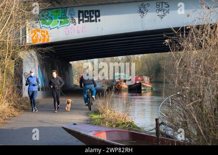 Il est tôt un matin d'été, et je suis sur ma marche quotidienne. Je suis sous un vieux pont de l'autre côté de la Tamise à Kennington, Oxfordshire. Si vous avez vraiment wa Banque D'Images