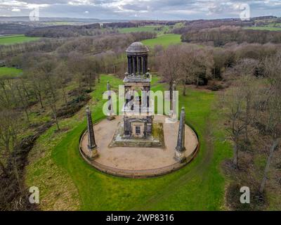 Vue aérienne du mausolée de Rockingham dans un champ ouvert sous un ciel nuageux Banque D'Images