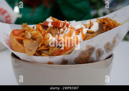 Kebab doner mixte préparé avec du pain pita prêt à manger à Villajoyosa, Espagne Banque D'Images