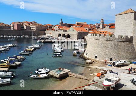 Dubrovnik, Croatie, 14 août 2022. Port de ville en été, attraction touristique. Les touristes marchent, entrent dans des bateaux et des bateaux et partent en excursions en bateau. Adriatic Banque D'Images