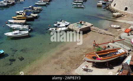 Dubrovnik, Croatie, 14 août 2022. Port de ville en été, attraction touristique. Les touristes marchent, entrent dans des bateaux et des bateaux et partent en excursions en bateau. Adriatic Banque D'Images