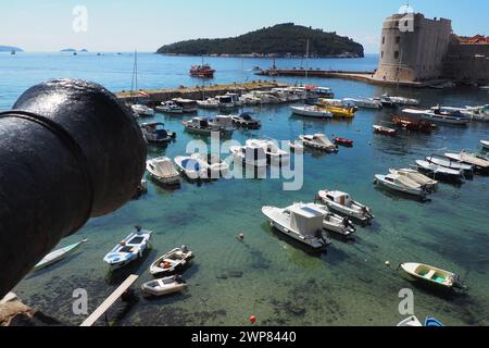 Dubrovnik, Croatie, 08.14. 2022. Attraction touristique estivale du port de la ville. Les touristes marchent, entrent dans des bateaux et des bateaux et partent en excursions en bateau. Mer Adriatique Banque D'Images