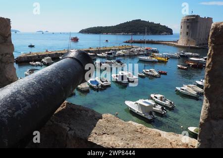 Dubrovnik, Croatie, 08.14. 2022. Attraction touristique estivale du port de la ville. Les touristes marchent, entrent dans des bateaux et des bateaux et partent en excursions en bateau. Mer Adriatique Banque D'Images