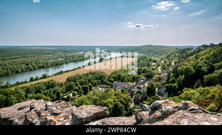 Une vue aérienne d'un village et d'une rivière vu du sommet d'une colline Banque D'Images