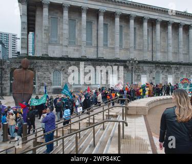 Birmingham, Royaume-Uni. 2 mars 2024. Protestation contre la crise financière du conseil municipal de Birmingham, des centaines de manifestants se sont rassemblés à Victoria Square. Banque D'Images
