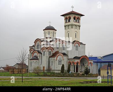 Novi Sad, Serbie - 24 novembre 2015 : Nouveau bâtiment Église orthodoxe serbe de l'Ascension de notre Seigneur à Klisa. Banque D'Images