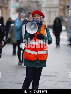 Birmingham, Royaume-Uni. 2 mars 2024. Protestation contre la crise financière du conseil municipal de Birmingham, des centaines de manifestants se sont rassemblés à Victoria Square. Banque D'Images