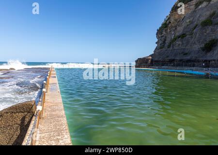 Bilgola Beach, l'une des plages du nord de Sydney, et son bassin de rockpool océanique populaire auprès des nageurs et des baigneurs, Sydney, Nouvelle-Galles du Sud, Australie Banque D'Images