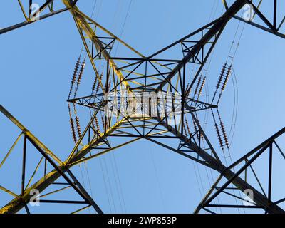 J'adore les pylônes électriques ; je trouve leurs formes abstraites et lacunaires infiniment fascinantes. Ce motif géométrique est ce que vous voyez si vous vous tenez en dessous d'un. Banque D'Images