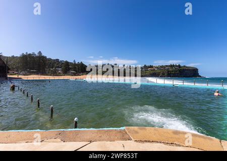 Bilgola Beach, l'une des plages du nord de Sydney, et son bassin de rockpool océanique populaire auprès des nageurs et des baigneurs, Sydney, Nouvelle-Galles du Sud, Australie Banque D'Images