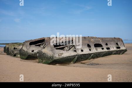 Détail d'un fragment du port artificiel mûrier de l'opération Overlord d d-Day. Il est à moitié enterré et collé sur la plage, il est plein de mousse Banque D'Images