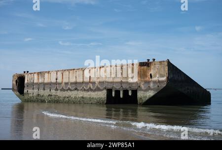 Détail d'un fragment du port artificiel mûrier de l'opération Overlord d d-Day. Il est à moitié enterré et collé sur la plage, il est plein de mousse Banque D'Images
